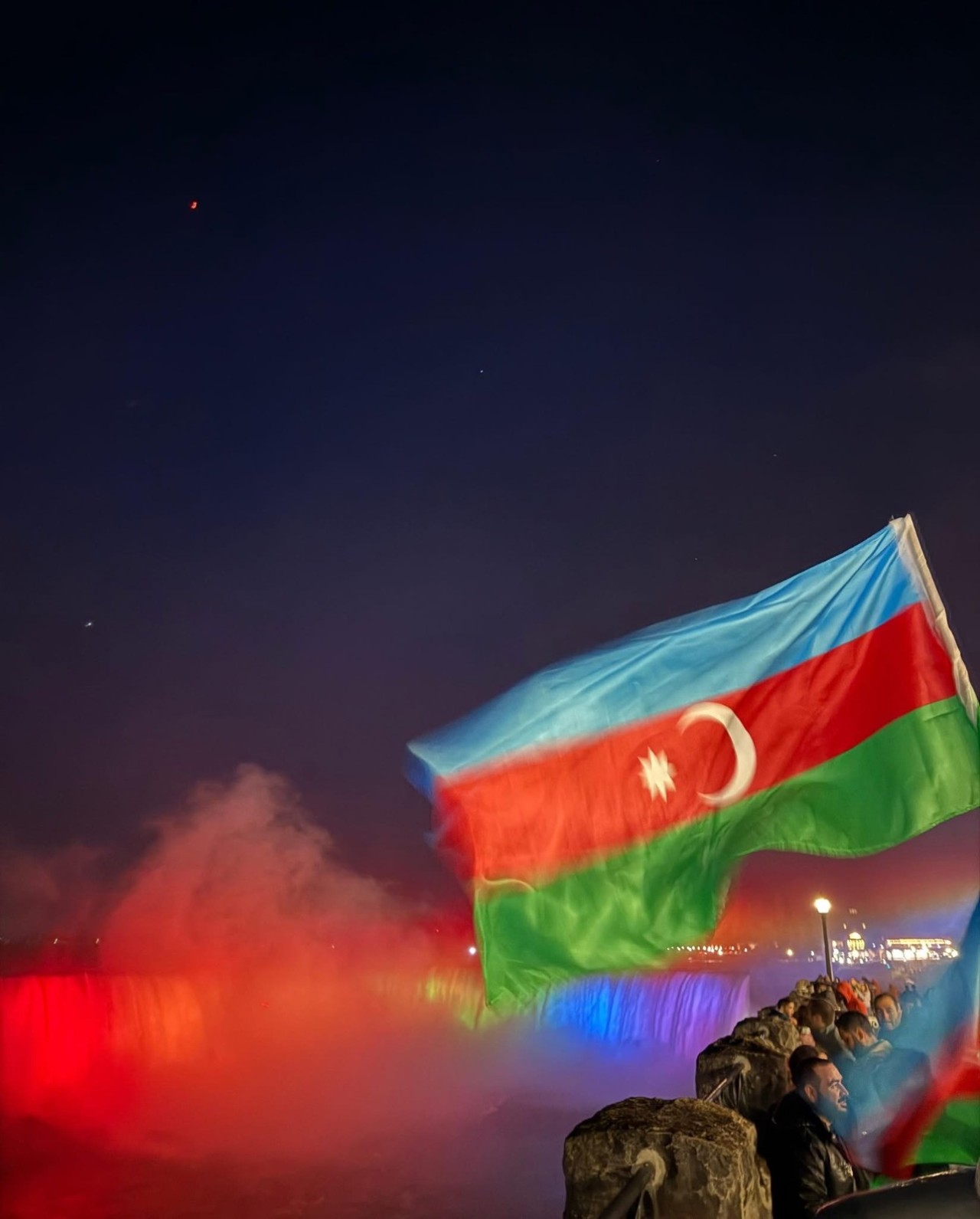 Niaqara şəlaləsi Azərbaycan bayrağının rəngləri ilə işıqlandırılıb - FOTOLAR